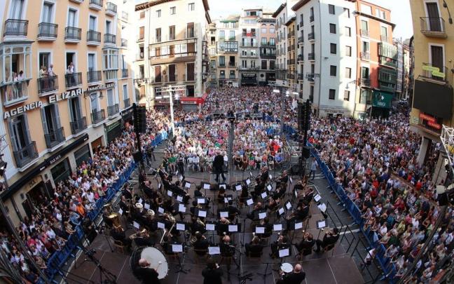 El concierto presanferminero de La Pamplonesa ha abarrotado una vez más la plaza Consistorial.