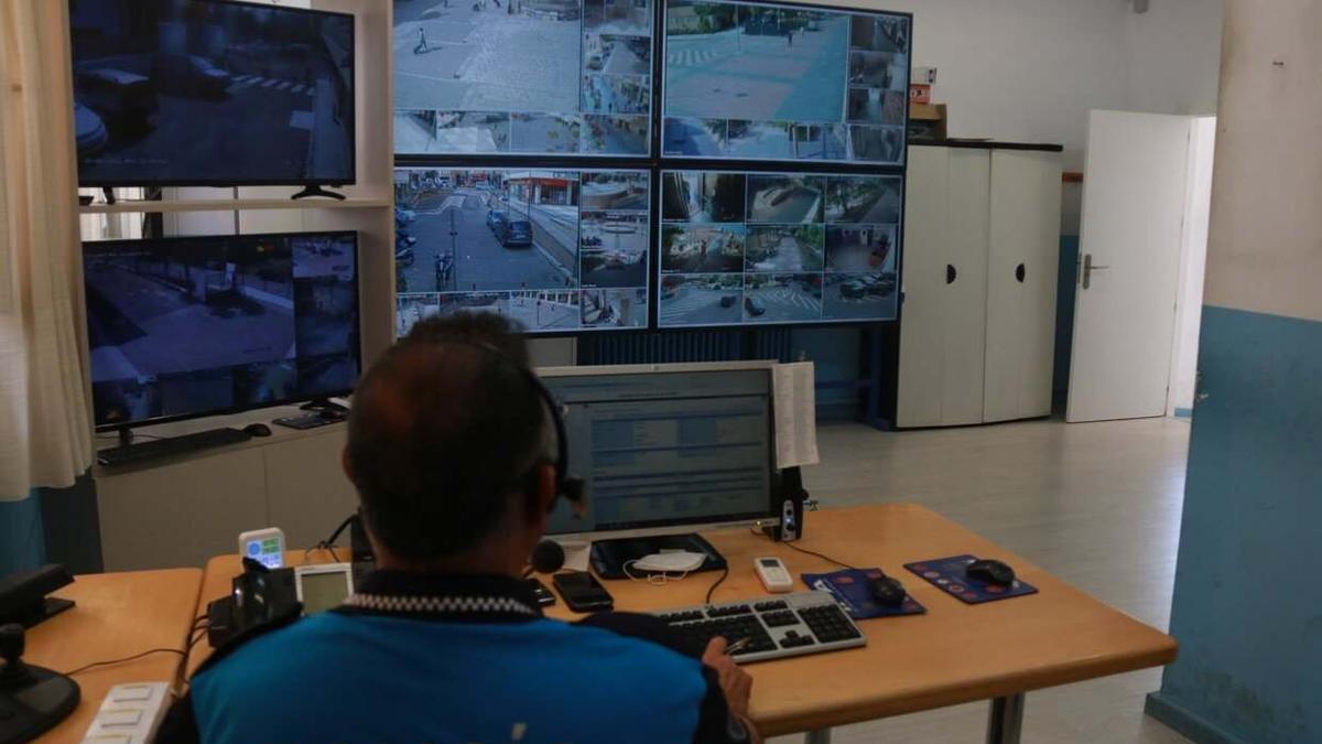 Un agente de la Policía de Tudela vigila las calles de la ciudad.