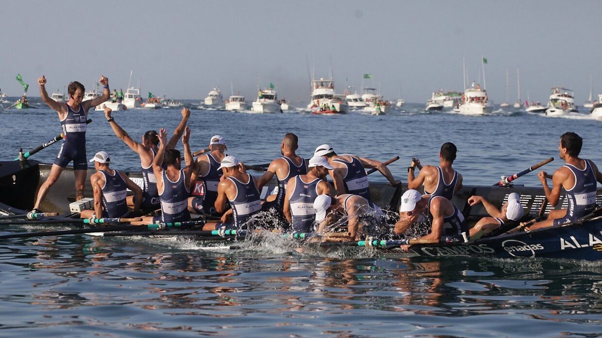 La tripulación de Urdaibai celebra su triunfo en Hondarribia.