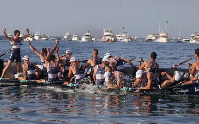 La tripulaci&oacute;n de Urdaibai celebra su triunfo en Hondarribia.