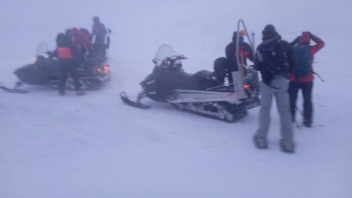 Los montañeros, trasladados en motos de nieve.