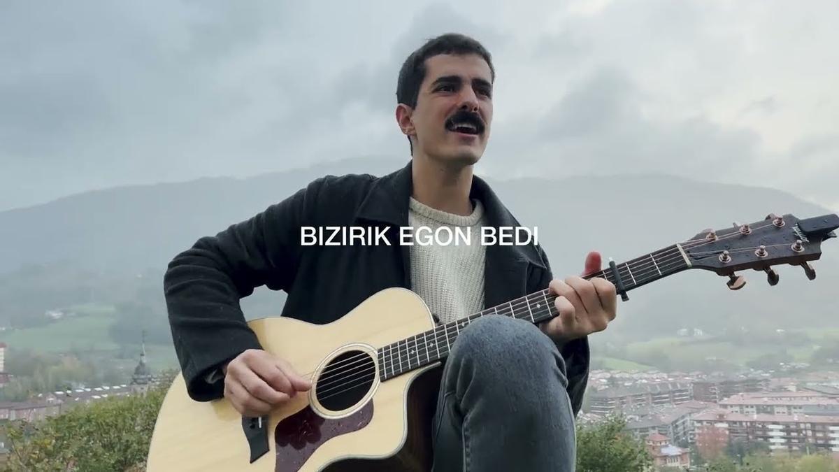 Tom Lizarazu, vocalista de Bulego, en una captura del video que el grupo ha colgado en YouTube con el tema 'Irulegiko esku'