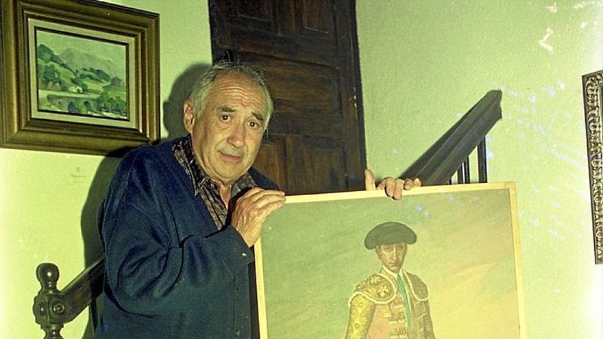 José Mari Apezetxea con el retrato de Manolete que pintó en 1947, hace 75 años.