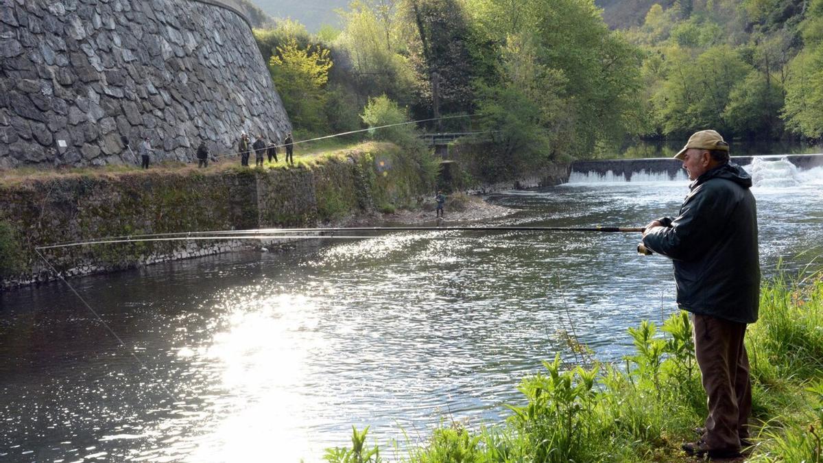 Pesca de salmón en el río Bidasoa en Endarlatsa