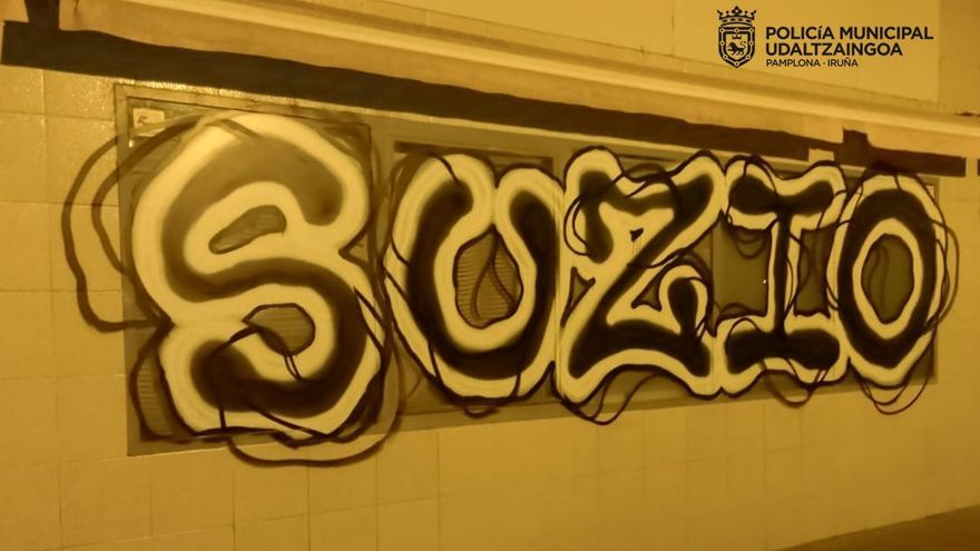 Pintada de los j&oacute;venes denunciados.