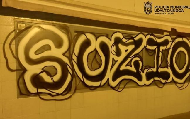 Pintada de los j&oacute;venes denunciados.