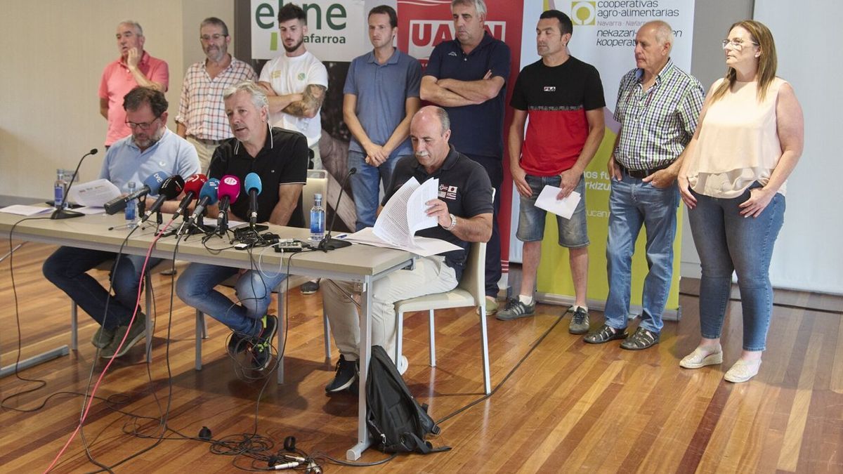 (Izda-dcha) Fermín Gorraiz, Félix Bariáin y José María Martínez, en la mesa, durante la rueda de prensa.