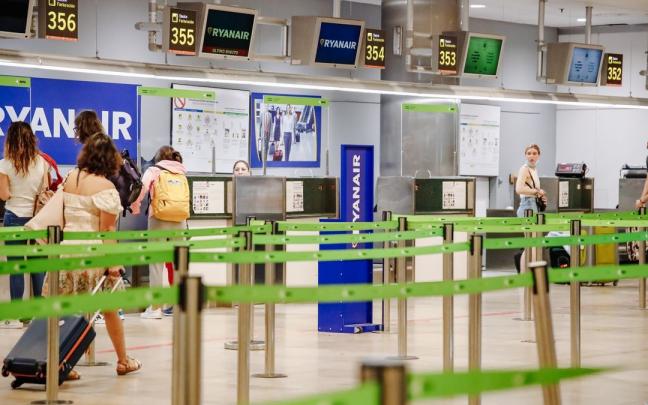 Varios pasajeros en el mostrador de Ryanair en el Aeropuerto Adolfo Suárez Madrid-Barajas. Varios pasajeros en el mostrador de Ryanair en el Aeropuerto Adolfo Suárez Madrid-Barajas.