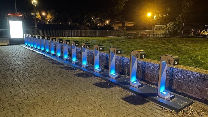 Estación de Antoniutti totalmente vacía a la noche. La mayoría de las bicis están en los barrios.