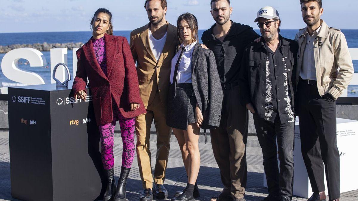 El reparto al completo de ‘Girasoles silvestres’: Carolina Yuste, Oriol Pla, Anna Castillo, Quim Ávila, Manolo Solo y Lluís Marqués.