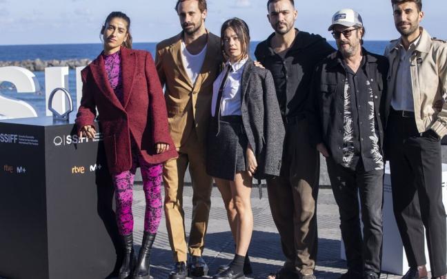 El reparto al completo de ‘Girasoles silvestres’: Carolina Yuste, Oriol Pla, Anna Castillo, Quim Ávila, Manolo Solo y Lluís Marqués. El reparto al completo de ‘Girasoles silvestres’: Carolina Yuste, Oriol Pla, Anna Castillo, Quim Ávila, Manolo Solo y Lluís Marqués.