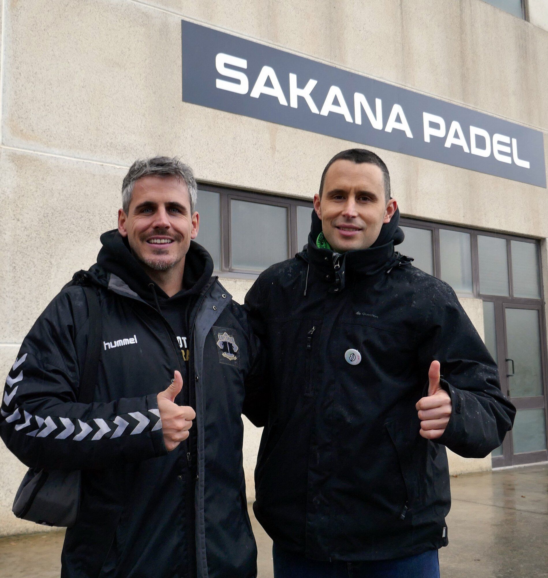 Joseba Alzueta y Jon Echaide fretnte a la fachada del edifico que alberga Sakana Padel