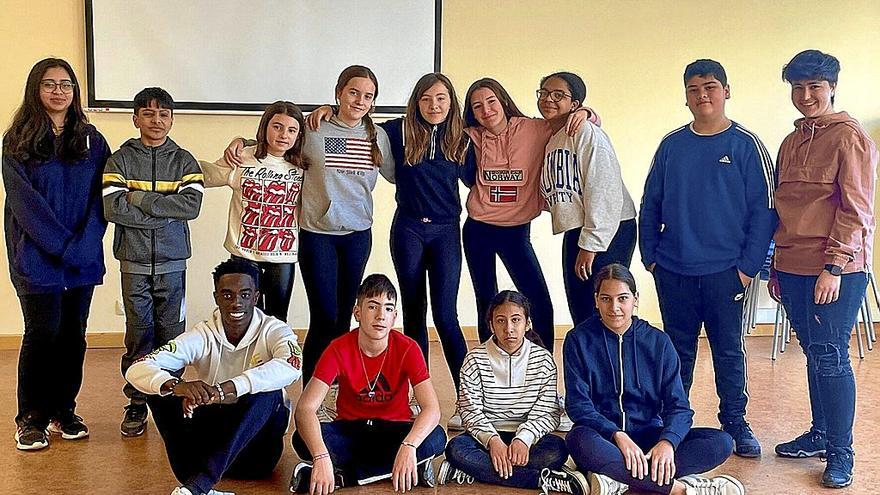 Tres de los monitores, junto a algunos de los jóvenes lodosanos que han participado en el curso de ocio y tiempo libre en la casa de cultura.