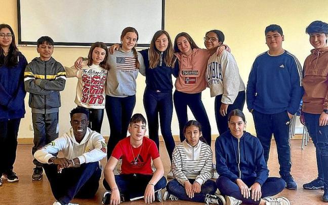 Tres de los monitores, junto a algunos de los jóvenes lodosanos que han participado en el curso de ocio y tiempo libre en la casa de cultura. Tres de los monitores, junto a algunos de los jóvenes lodosanos que han participado en el curso de ocio y tiempo libre en la casa de cultura.