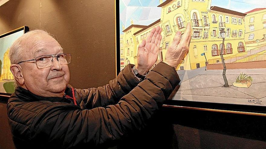 El artista vitoriano junto a algunas de sus obras.