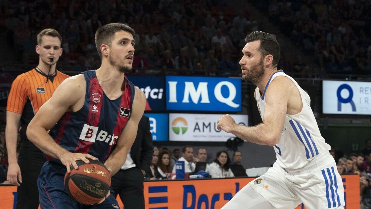 Marinkovic se dispone a lanzar en presencia de Rudy Fern&aacute;ndez