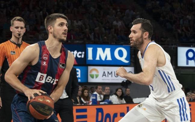 Marinkovic se dispone a lanzar en presencia de Rudy Fern&aacute;ndez