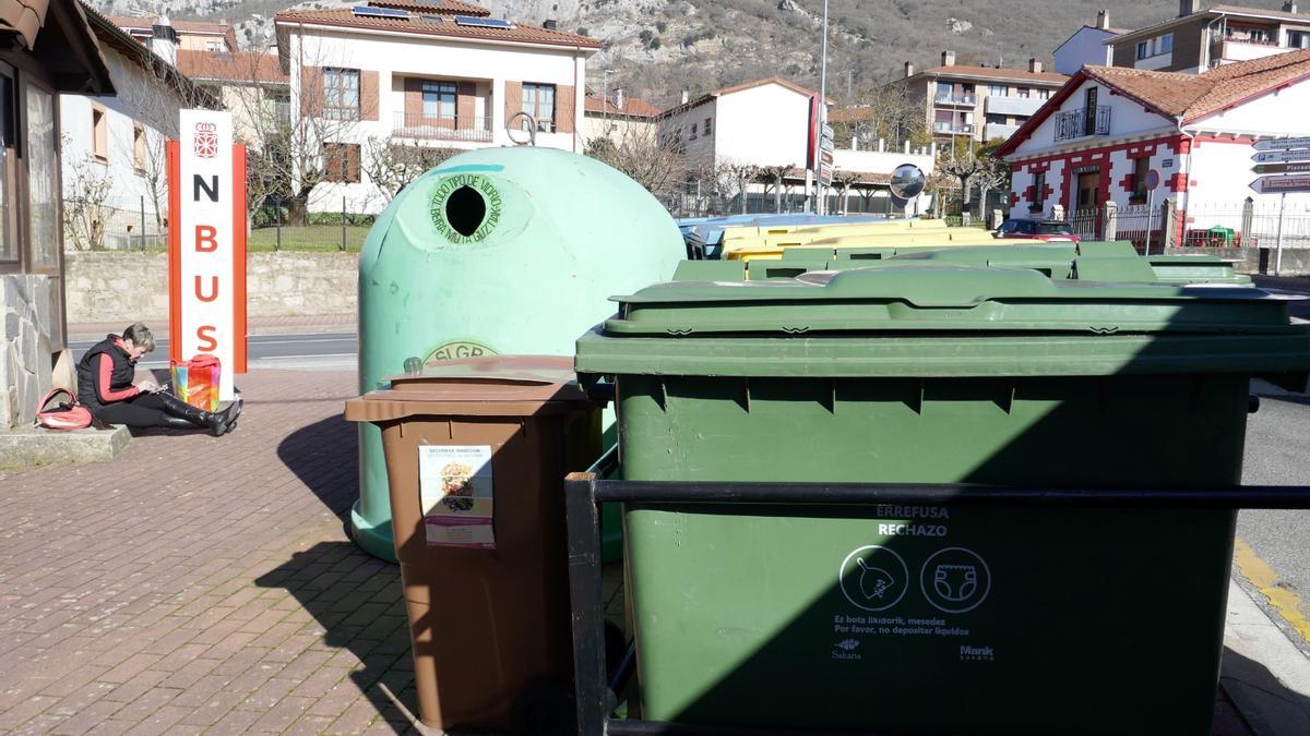 Para usar los contenedores se necesita llave.