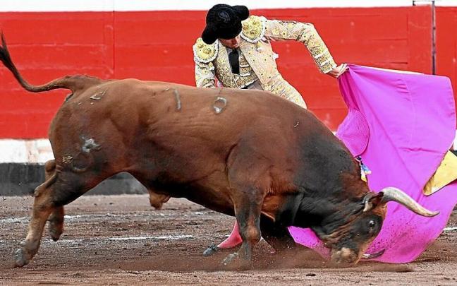 Una media verónica de cartel de toros brotó de las muñecas de José Garrido