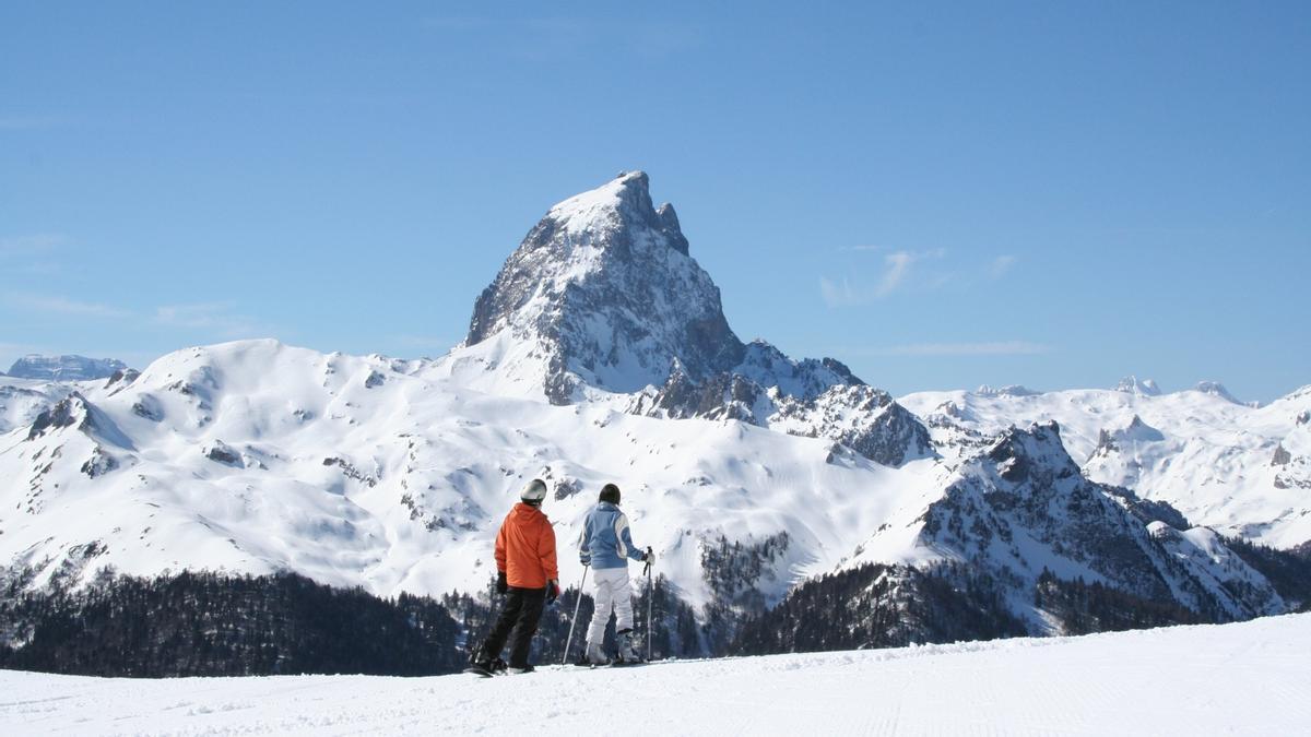 Dos esquiadores en Artouste, frente al Middi d'Ossau.