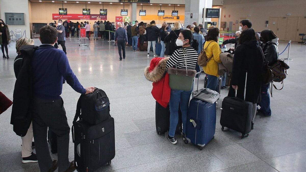 Pasajeros haciendo cola para facturar antes de volar a Edimburgo, en la campaña de Semana Santa pasada.