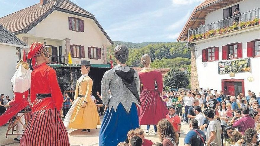 Plaza abarrotada de gente del Pirineo que se acercó a celebrar el Aezkoako Eguna.