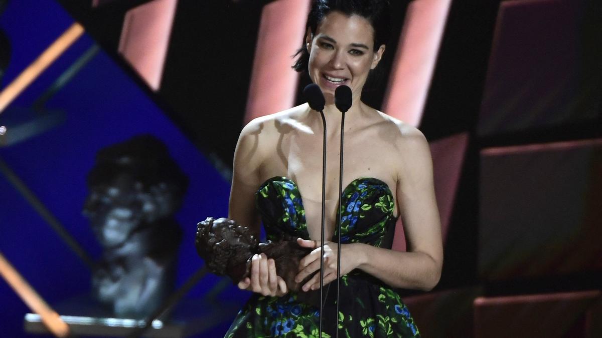 Laia Costa, con su Goya a mejor actriz protagonista en ‘Cinco lobitos’.