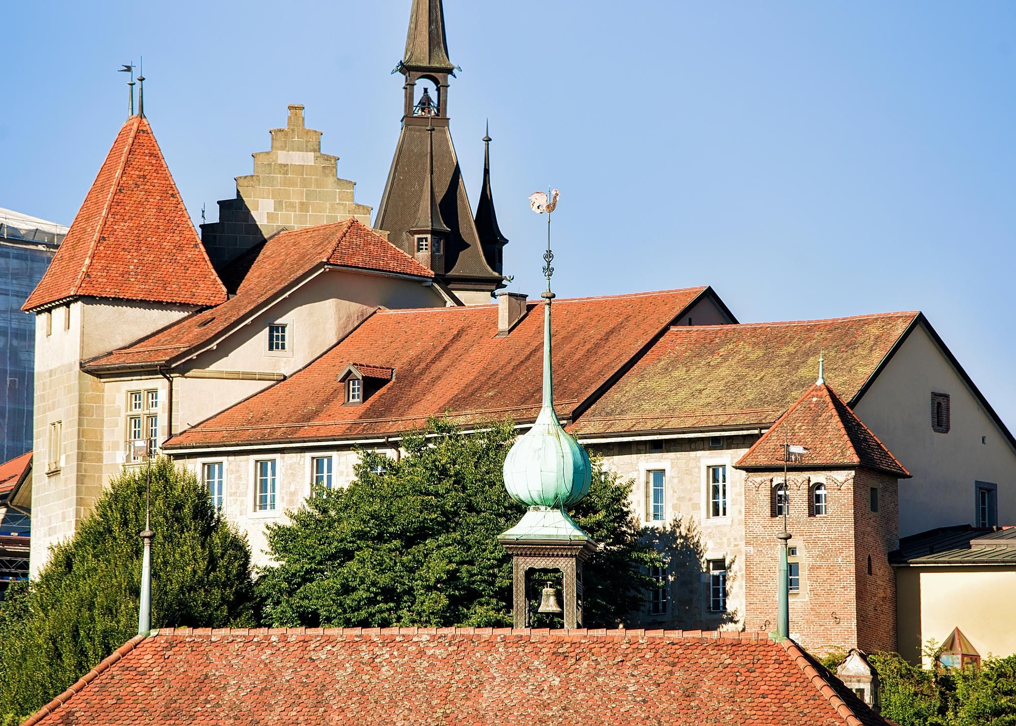 Agujas en el centro de la ciudad vieja de Lausana, Suiza, desde el distrito de Le Flon