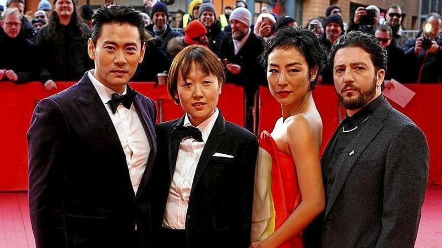 Teo Yoo, Celine Song, Greta Lee y John Magaro, de ‘Past Lives’. | FOTO: EFE