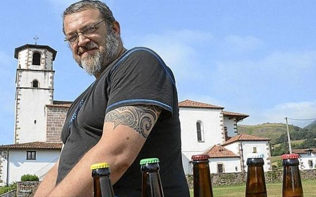 Antton Harispe, con las cinco cervezas que por el momento comercializa (en breve serán dos más), delante de la iglesia de Amaiur. Antton Harispe, con las cinco cervezas que por el momento comercializa (en breve serán dos más), delante de la iglesia de Amaiur.