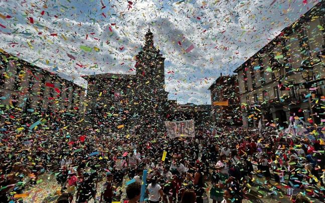 Lluvia de confeti sobre la Herriko Plaza durante el txupinazo