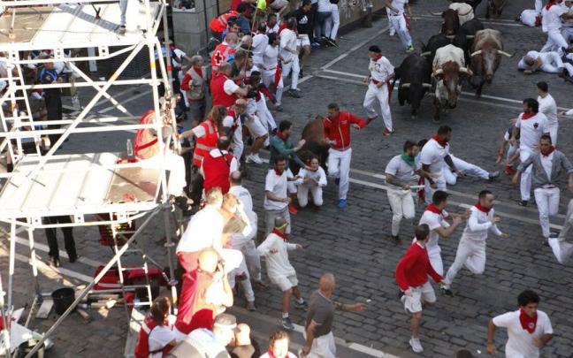 Momento en el que Tonadillero embiste a la joven pamplonesa