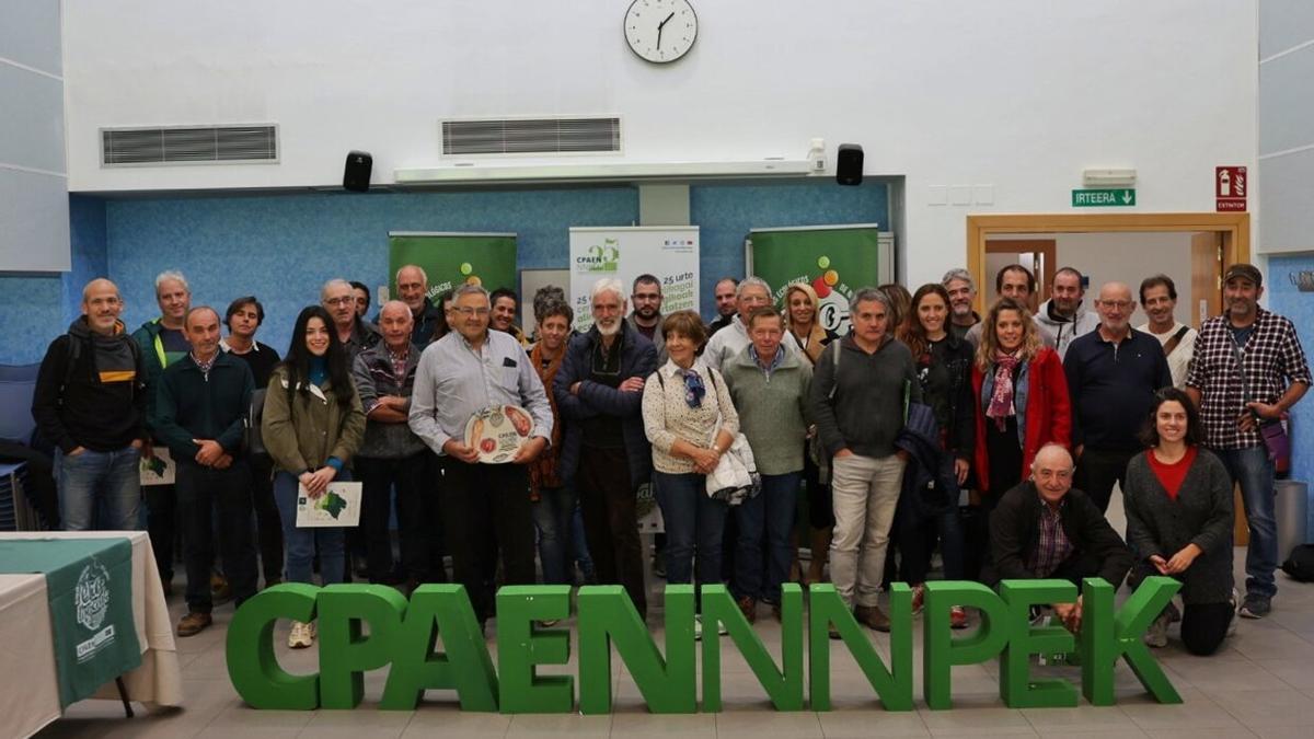 Asistentes a la asamblea del CPAEN, con los premiados.