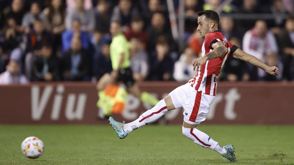 Berenguer, en la acción del primer gol del Athletic.