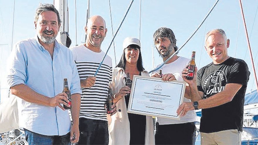 La Salve entrega el reconocimiento obtenido en el Frankfurt International Beer Trophy 2022 a Unai Basurko