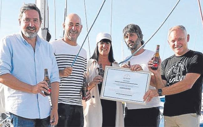 La Salve entrega el reconocimiento obtenido en el Frankfurt International Beer Trophy 2022 a Unai Basurko