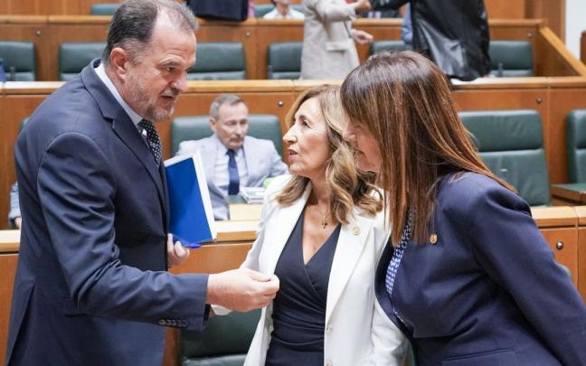 El presidente del PP vasco, Carlos Iturgaiz; la consejera de Gobernanza Pública y Autogobierno, Olatz Garamendi y la vicelehendakari y consejera de Trabajo y Empleo, Idoia Mendia, se saludan. El presidente del PP vasco, Carlos Iturgaiz; la consejera de Gobernanza Pública y Autogobierno, Olatz Garamendi y la vicelehendakari y consejera de Trabajo y Empleo, Idoia Mendia, se saludan.