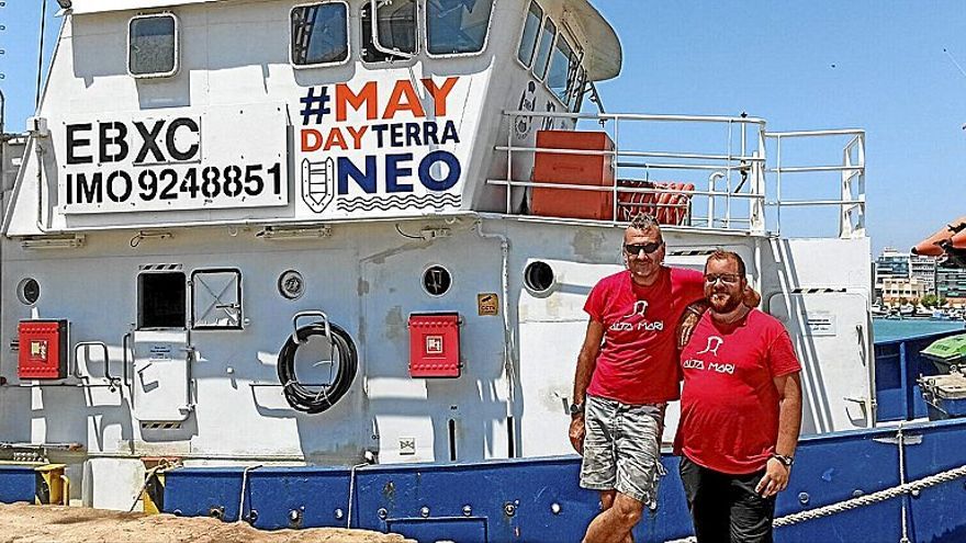 Óscar Palacios, ‘El Punky’, y Pablo Jáuregui, miembros de la tripulación del Aita Mari, en el puerto de Burriana (Castellón). | FOTO: ISABEL EGUIGUREN