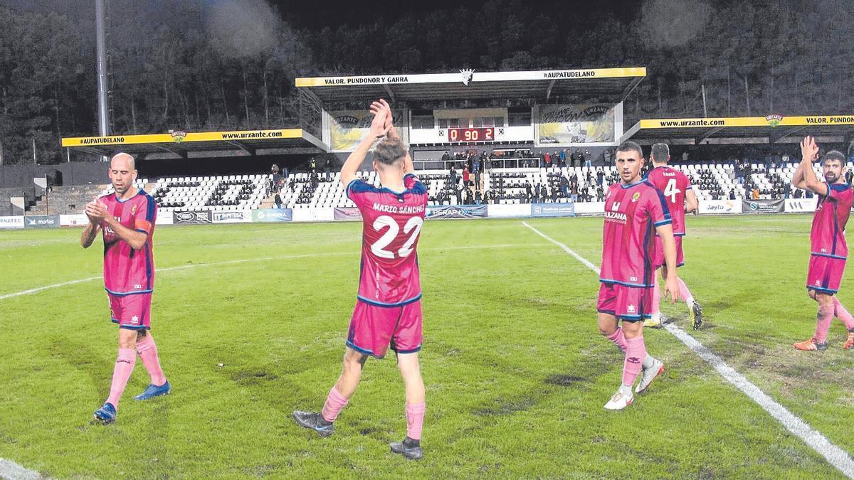 Los jugadores del Cirbonero festejan el triunfo al término del partido.