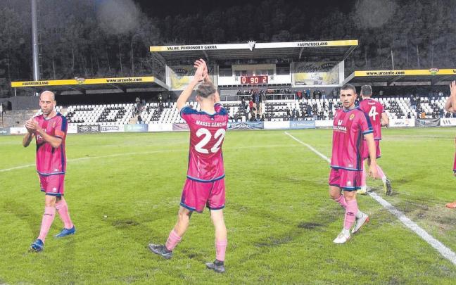 Los jugadores del Cirbonero festejan el triunfo al término del partido.