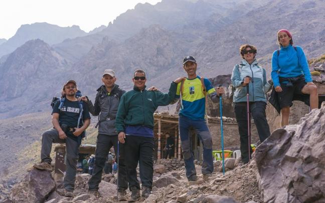 Ibilki, club de montañismo inclusivo, ascenderá dos cumbres de 6.000 metros con personas con discapacidad visual