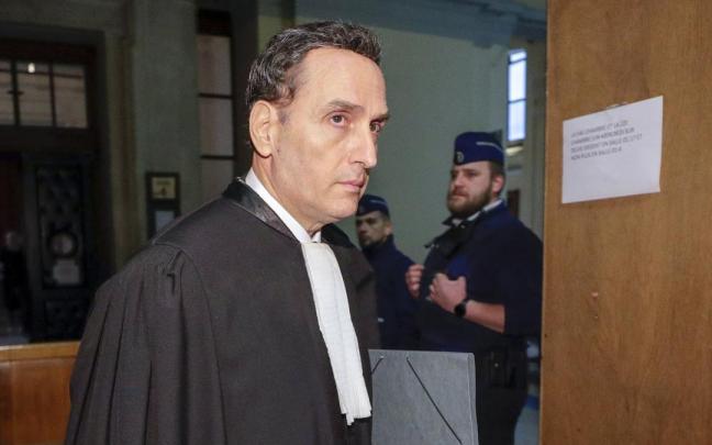 El abogado de Kaili a su llegada a la corte. El abogado de Kaili a su llegada a la corte.