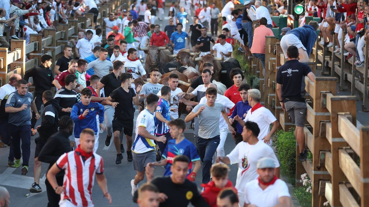 Multitud de corredores este martes en el encierro de Tudela.