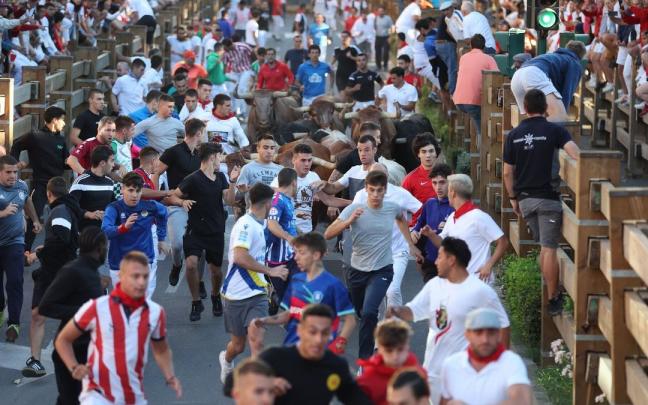 Multitud de corredores este martes en el encierro de Tudela. Multitud de corredores este martes en el encierro de Tudela.
