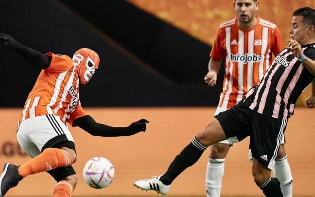 El jugador misterioso pugna por un balón con Saviola El jugador misterioso pugna por un balón con Saviola