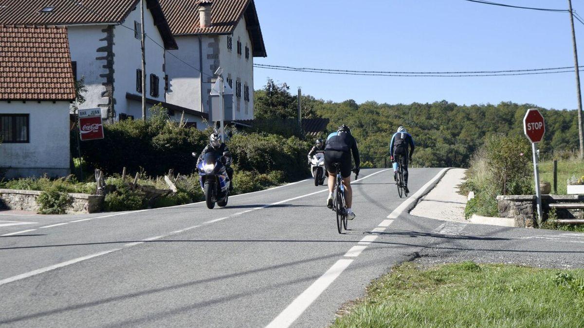 Motoristas y ciclistas, al paso de la N-135 por Bizkarreta-Gerendiain