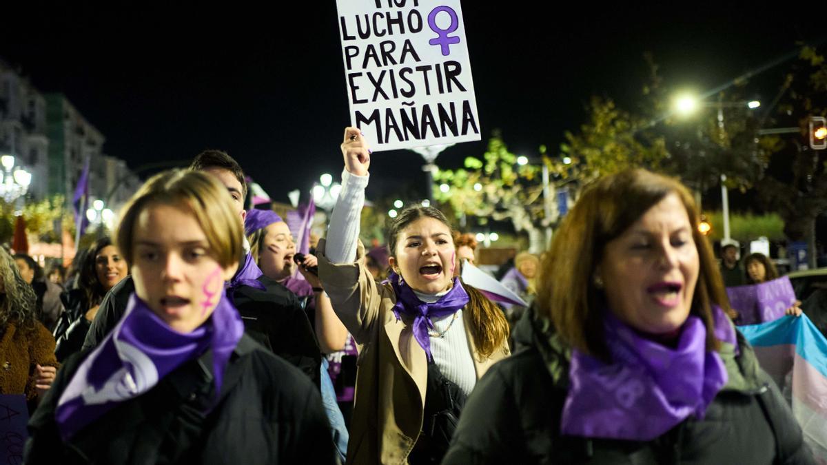 Una mujer sostiene una pancarta durante una manifestación contra las violencias machistas.