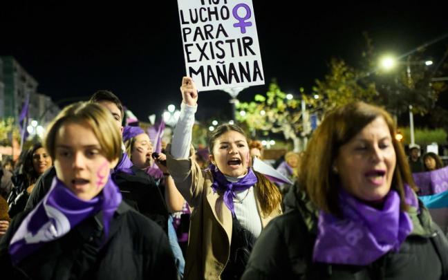 Una mujer sostiene una pancarta durante una manifestación contra las violencias machistas. Una mujer sostiene una pancarta durante una manifestación contra las violencias machistas.