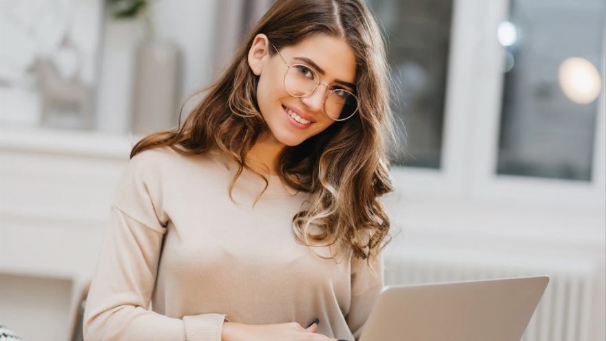 Las gafas con forma de aviador acentúan la parte superior del rostro.