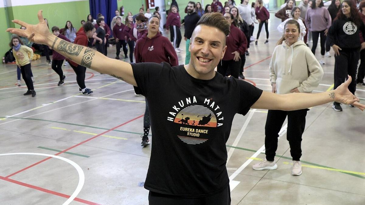 Oliber Nestar, sonriente en un ensayo con Eureka.